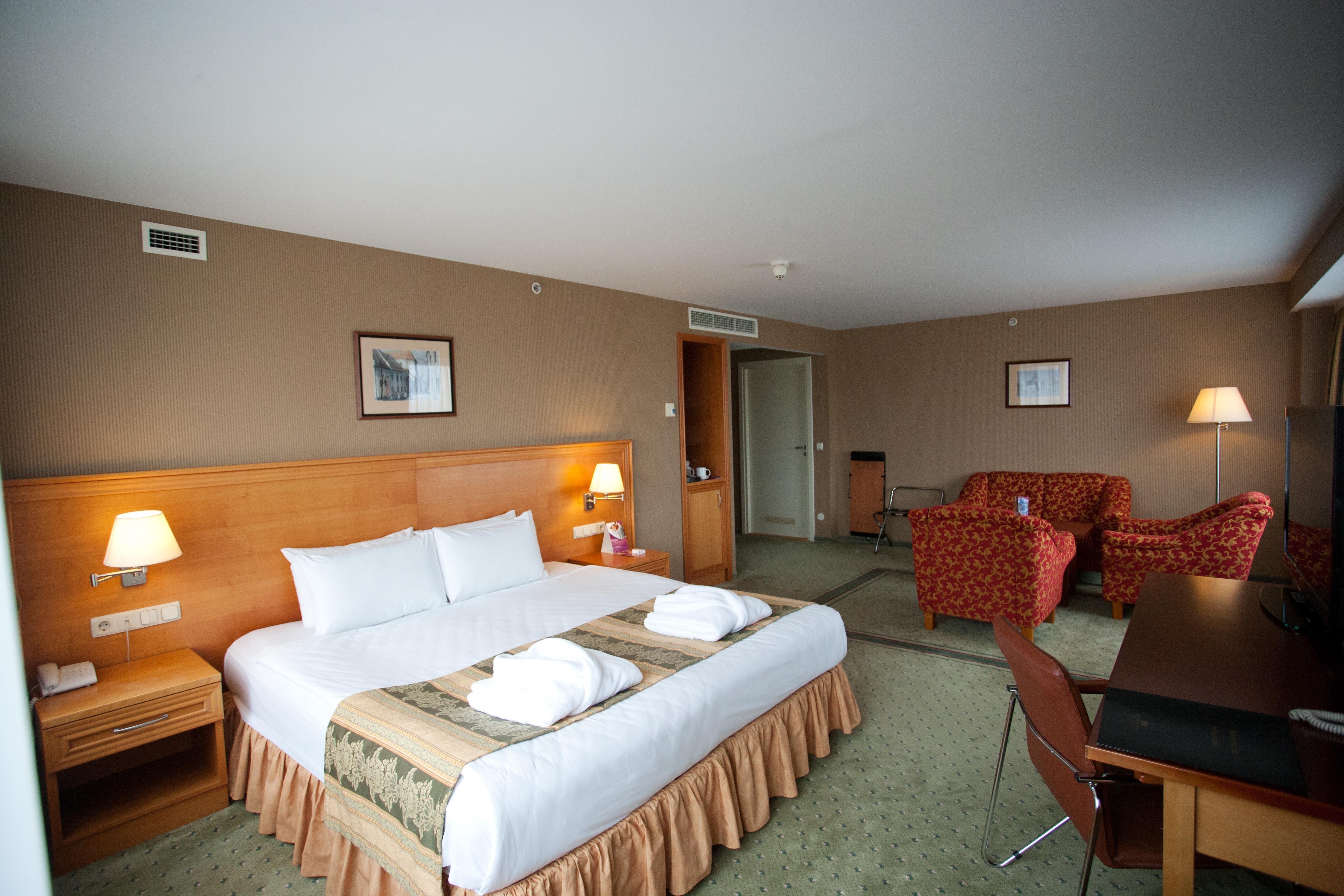 Park Plaza Hotel, Restaurant & Terrace, Panorama Bar, Conference & Banquet Center Hotell 4*