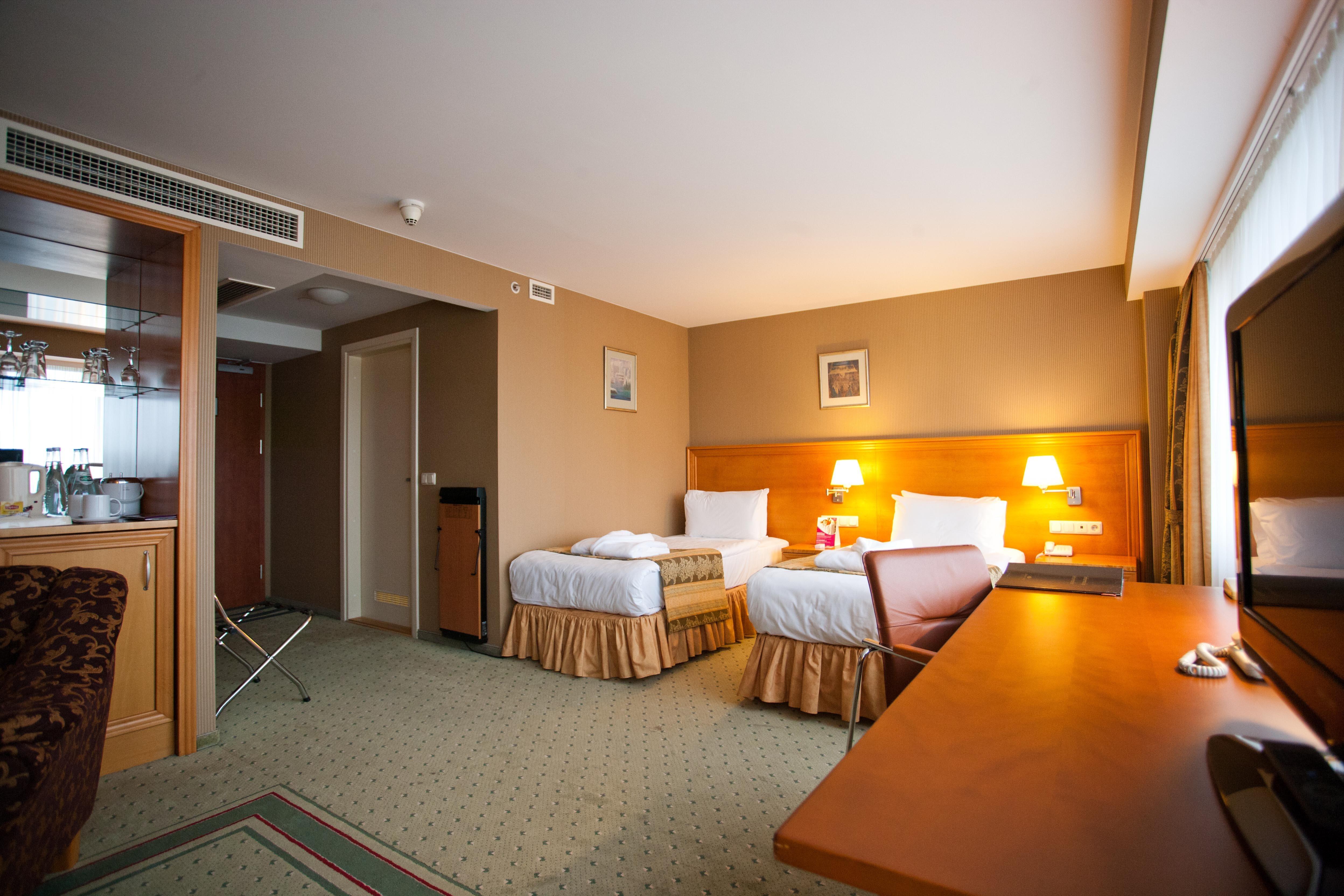 Hotell Park Plaza Hotel, Restaurant & Terrace, Panorama Bar, Conference & Banquet Center 4*