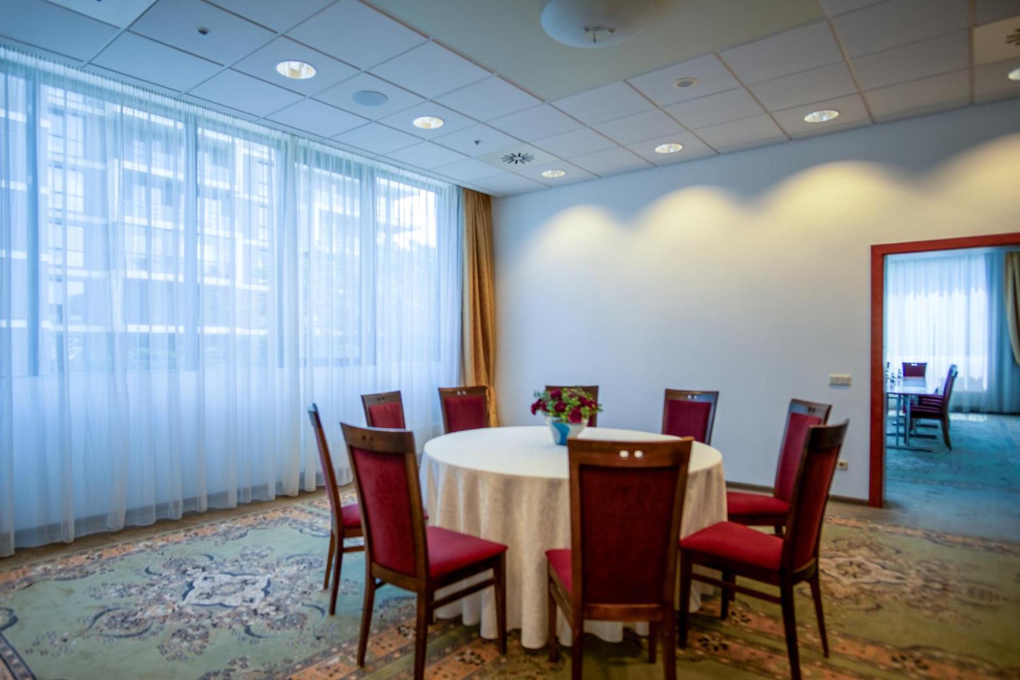 Park Plaza Hotel, Restaurant & Terrace, Panorama Bar, Conference & Banquet Center Hotell Vilnius