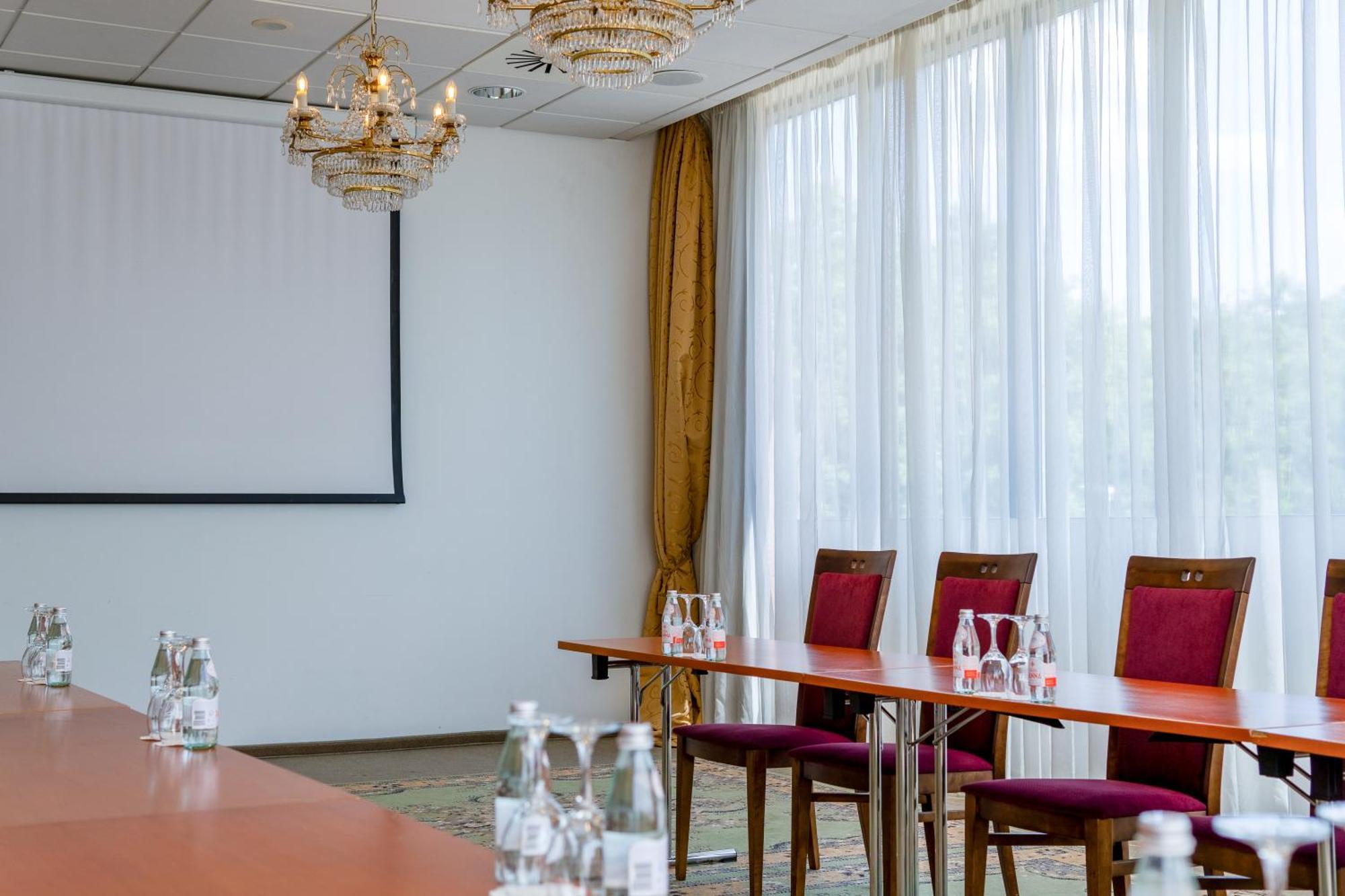 Hotell Park Plaza Hotel, Restaurant & Terrace, Panorama Bar, Conference & Banquet Center 4*