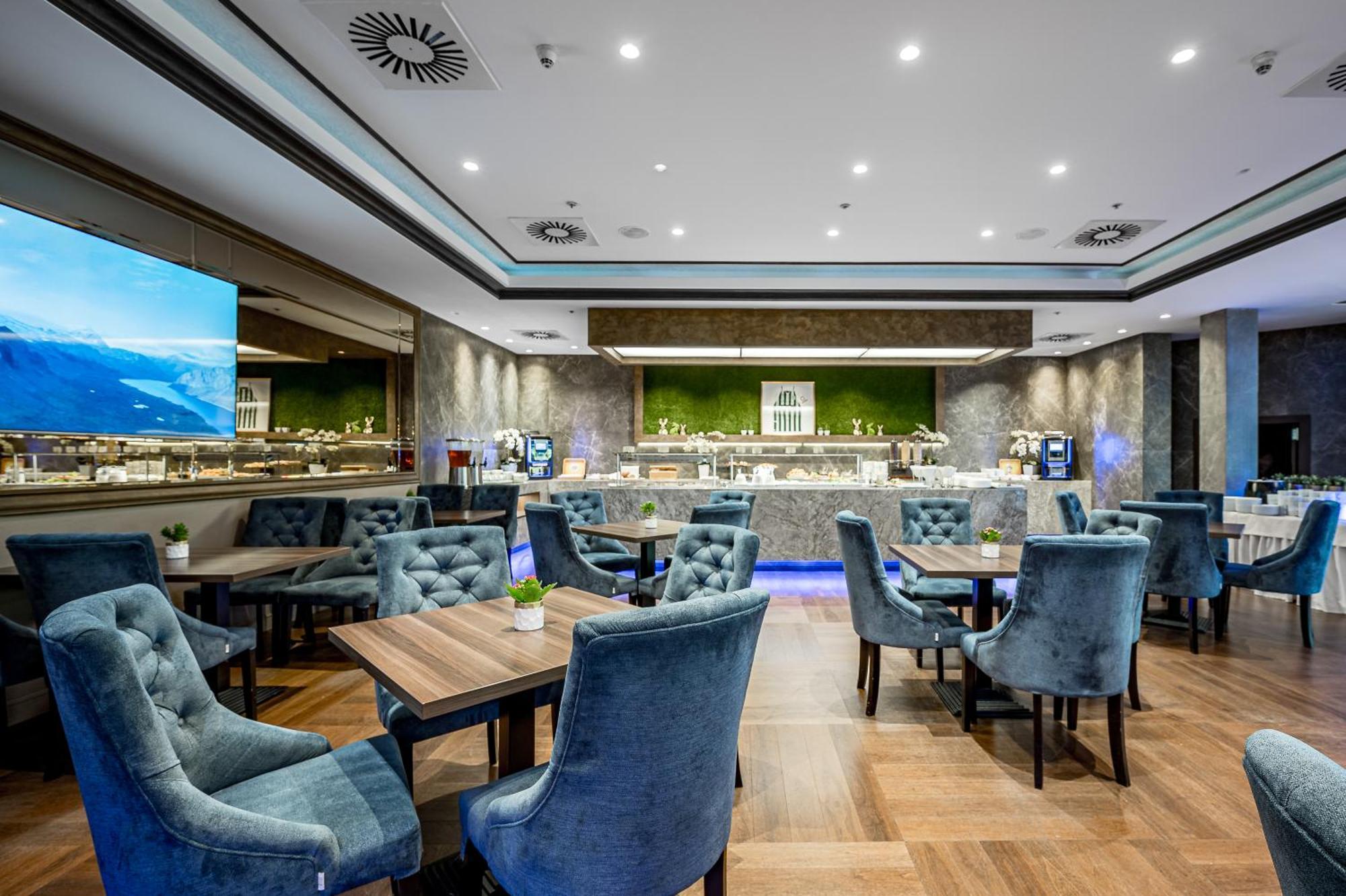 Hotell Park Plaza Hotel, Restaurant & Terrace, Panorama Bar, Conference & Banquet Center 4*