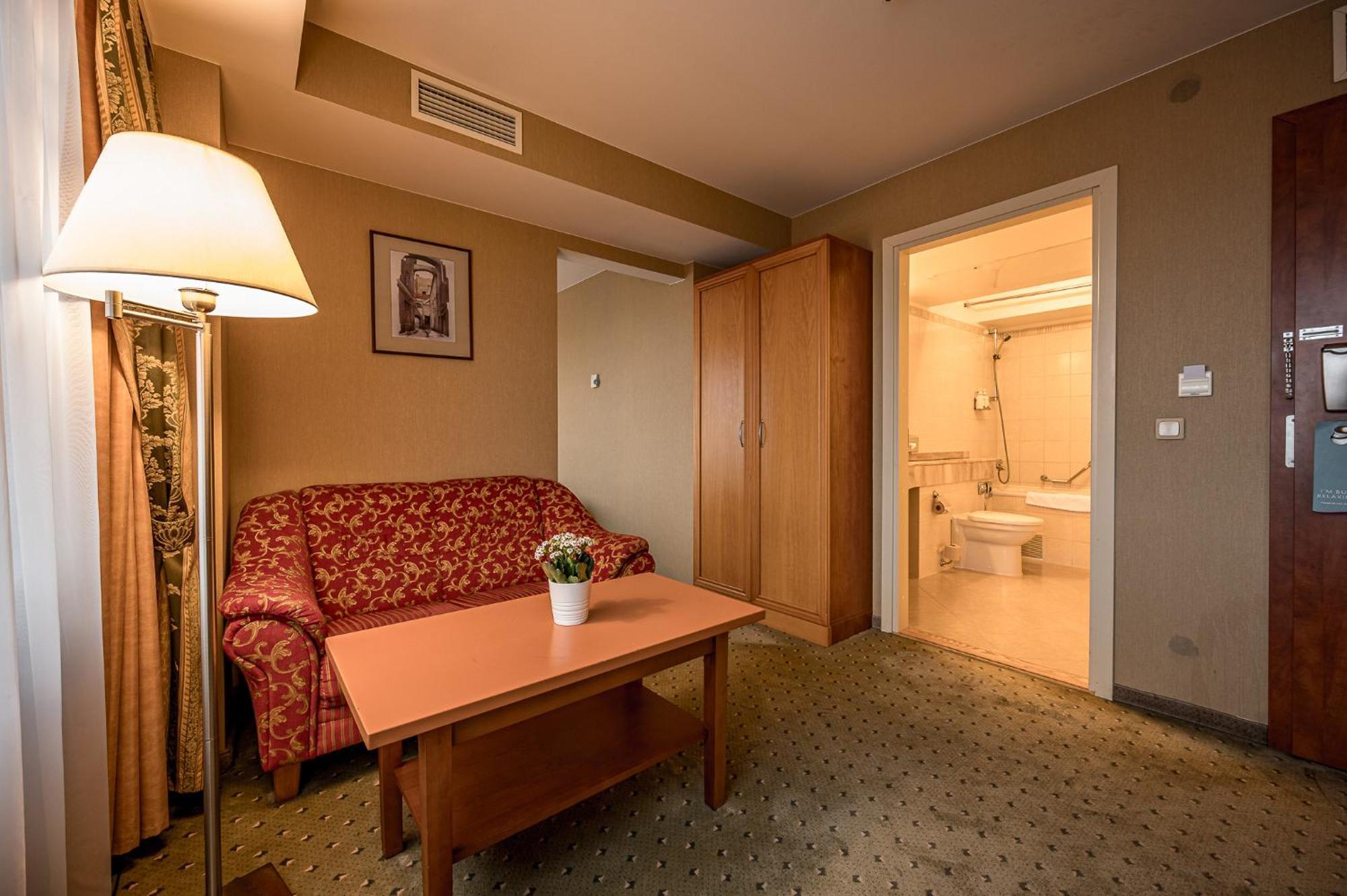 Hotell Park Plaza Hotel, Restaurant & Terrace, Panorama Bar, Conference & Banquet Center 4*